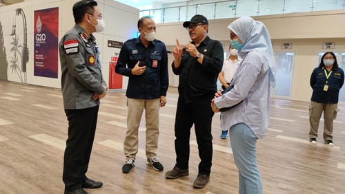 Wakil Gubernur Bali, Tjokorda Oka Artha Ardhana Sukawati (Cok Ace) mengecek situasi terkini konter imigrasi di terminal kedatangan internasional Bandara Internasional I Gusti Ngurah Rai, Minggu (31/7/2022).