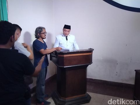 Siapa yang tak kenal dengan Presiden RI pertama, Soekarno? Saking kharismatiknya Soekarno, Wali Kota Surabaya Eri Cahyadi 'tertantang' memerankan sosoknya.