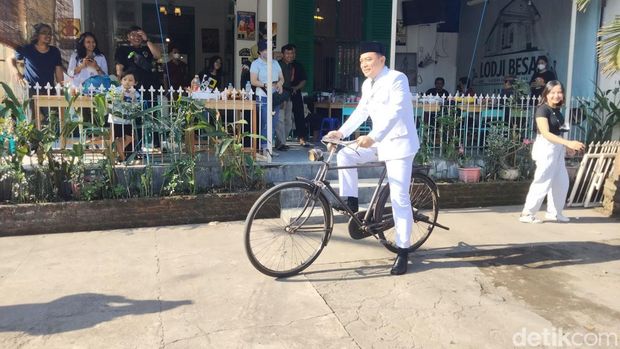 Siapa yang tak kenal dengan Presiden RI pertama, Soekarno? Saking kharismatiknya Soekarno, Wali Kota Surabaya Eri Cahyadi 'tertantang' memerankan sosoknya.