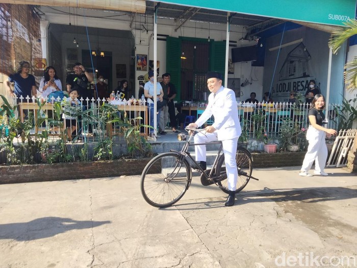 Siapa yang tak kenal dengan Presiden RI pertama, Soekarno? Saking kharismatiknya Soekarno, Wali Kota Surabaya Eri Cahyadi tertantang memerankan sosoknya.