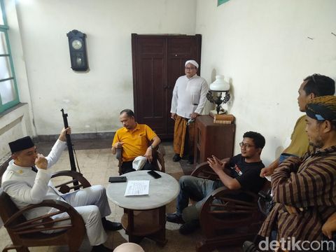 Siapa yang tak kenal dengan Presiden RI pertama, Soekarno? Saking kharismatiknya Soekarno, Wali Kota Surabaya Eri Cahyadi 'tertantang' memerankan sosoknya.