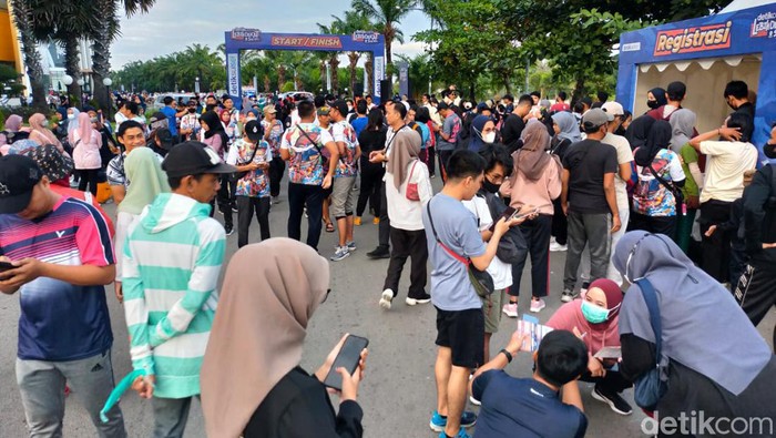 Warga bersiap melakukan jalan sehat menjelang launhing detikSulsel di kawasan TSM Makassar.