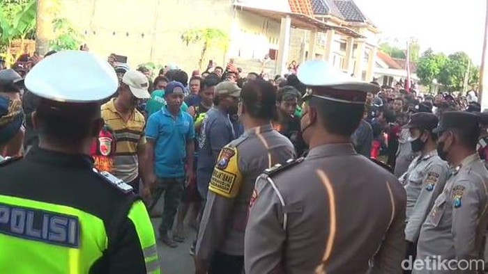 Warga demo di padepokan Gus Samsudin dibubarkan