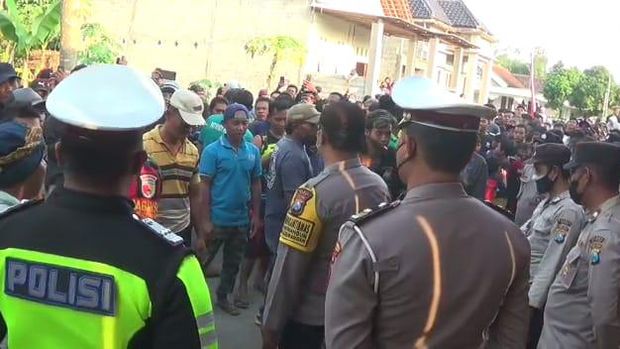 warga demo padepokan gus samsudin