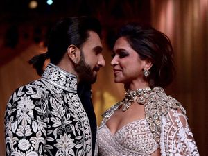 Momen Mesra Deepika Padukone Dicium Suami usai Peragaan Busana
