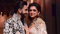 Kemesraan Deepika Padukone dan Ranveer Singh tertangkap kamera. (Foto: AFP via Getty Images/SUJIT JAISWAL)