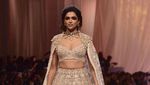 Momen Mesra Deepika Padukone Dicium Suami usai Peragaan Busana