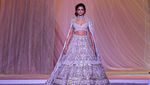 Momen Mesra Deepika Padukone Dicium Suami usai Peragaan Busana