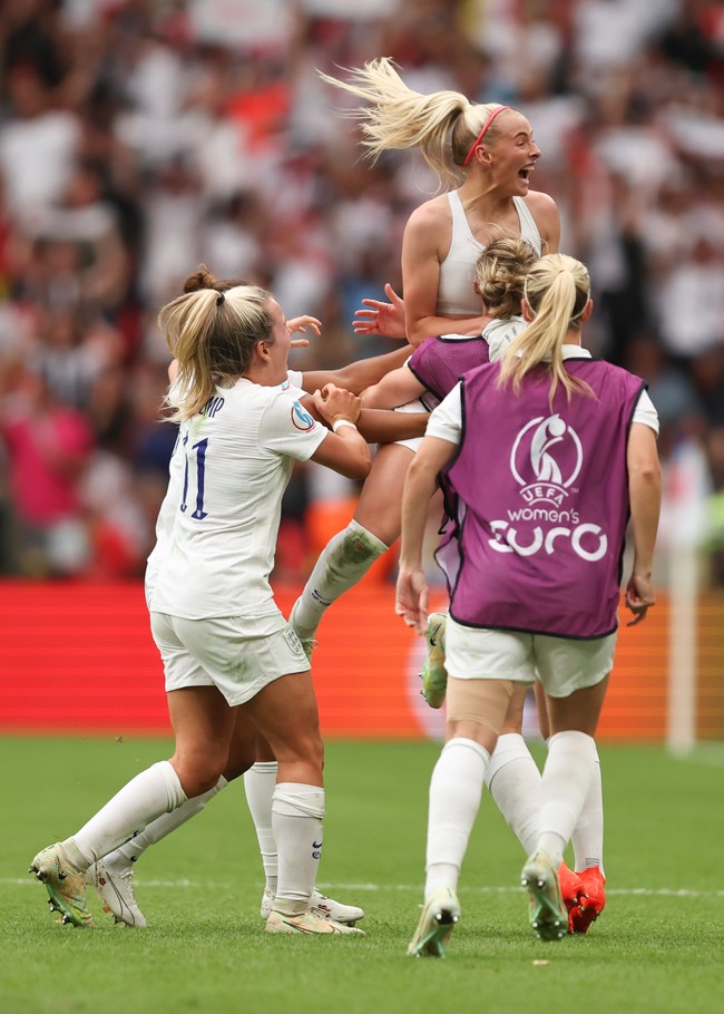 Setelah timnya yang dijuluki Lionesses menang, Chloe mengaku sangat senang dan merasa impiannya terwujud. Ini sangat hebat terima kasih kepada semuanya, ini adalah impiannya yang terwujud dari seorang gadis kecil yang menonton pertandingan bola. Wow, ini tidak bisa dipercaya, ungkapnya dilansir BBC.Foto: Getty Images/Soccrates Images