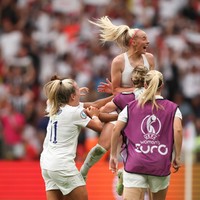 Setelah timnya yang dijuluki Lionesses menang, Chloe mengaku sangat senang dan merasa impiannya terwujud. Ini sangat hebat terima kasih kepada semuanya, ini adalah impiannya yang terwujud dari seorang gadis kecil yang menonton pertandingan bola. Wow, ini tidak bisa dipercaya, ungkapnya dilansir BBC.Foto: Getty Images/Soccrates Images