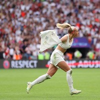 Chloe Kelly menjadi salah satu pemain berjasa dalam membawa Inggris merebut kembali Piala Eropa Wanita. Wanita 24 tahun yang baru dikirim ke lapangan pada menit ke-110 tersebut bahkan disebut sebagai pahlawan dalam pertandingan. Foto: Getty Images/Soccrates Images