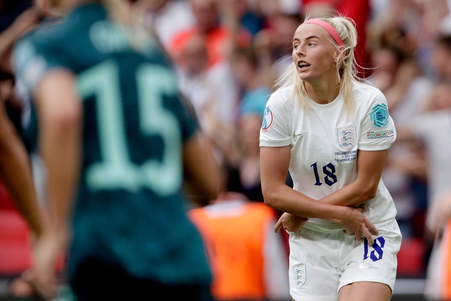 Timnas sepakbola Inggris berhasil mengalahkan Jerman di Piala Eropa Wanita dengan skor 2-1 setelah pemain Chloe Kelly mencetak gol di babak tambahan. Sosok Chloe pun jadi sorotan selagi ia melakukan selebrasi dengan membuka seragamnya di lapangan.Foto: Getty Images/Soccrates Images