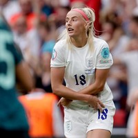 Timnas sepakbola Inggris berhasil mengalahkan Jerman di Piala Eropa Wanita dengan skor 2-1 setelah pemain Chloe Kelly mencetak gol di babak tambahan. Sosok Chloe pun jadi sorotan selagi ia melakukan selebrasi dengan membuka seragamnya di lapangan.Foto: Getty Images/Soccrates Images