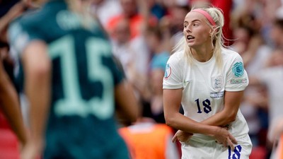Foto Pesepakbola Selebrasi Buka Baju Setelah Cetak Gol di Piala Eropa Wanita