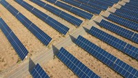 Jajaran panel surya siap mengubah energi matahari menjadi energi listrik. Luas Gurun Gobi terbesar ketiga setelah Gurun Sahara dan Gurun Arabia. Gurun Gobi memiliki luas 1,3 juta km persegi. Karakter Gurun Gobi berbeda dengan gurun yang lain yakni kering dan dingin. Gurun ini terkenal sejak era Jalur Sutra, ratusan tahun lalu.