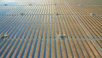 Panel surya terhampar luas di Gurun Gobi, Zhangye, China, Minggu (31/7/2022). China mengembangkan pembangkit listrik ramah lingkungan di Gurun Gobi. Ditargetkan, pada tahun 2030, 450 Gigawatt listrik dihasilkan dari panel solar dan tenaga angin dari gurun tersebut.