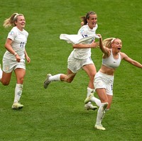 Sebagai bentuk selebrasi dari impian masa kecilnya yang terwujud, Chloe Kelly membuka seragamnya sesaat setelah Inggris dinyatakan menang Piala Eropa 2022. Dalam foto-foto yang berbedar, ia terlihat sangat senang selagi berlari-lari bersama rekan-rekannya.Foto: Getty Images/Michael Regan