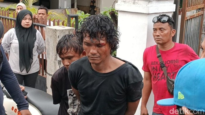 2 pria yang babak belur dihajar massa karena ketahuan mencuri. (Goklas/detikSumut)