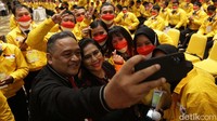 Kepala BP2MI Benny Rhamdani bersama Anggota Komisi IX DPR RI Irma Suryani Chaniago berfoto bersama pekerja migran Indonesia saat pelepasan di Jakarta, Senin (1/8/2022).