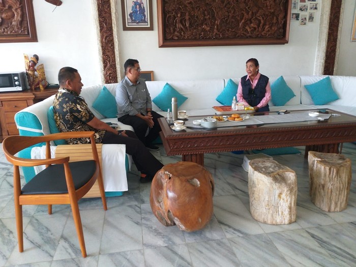 Pj Gubernur Sulawesi Barat Akmal Malik bertemu dengan Founder sekaligus CEO Susi Air Susi Pudjiastuti