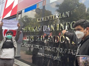 Geger Blokir Sana-sini Berujung Kantor Kominfo Disiram Air Seni