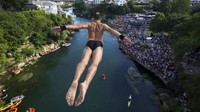 Seorang penyelam melompat dari Jembatan Tua selama kompetisi menyelam tinggi tahunan tradisional ke-456 di Mostar, Bosnia, Minggu, (31/7/2022).