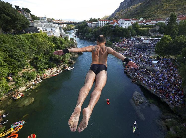 Aksi Menantang Nyali dari Jembatan Tua di Bosnia