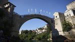 Aksi Menantang Nyali dari Jembatan Tua di Bosnia