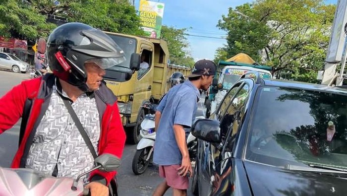 Aksi Pak Ogah di Makassar yang cekcok dengan pengendara.
