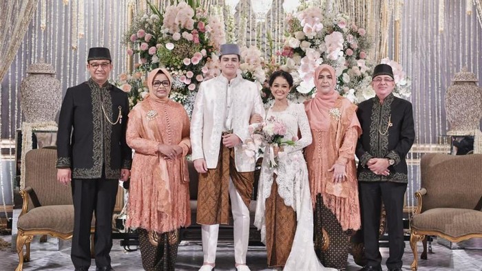 Anak sulung Anies Baswedan, Mutiara Baswedan resmi menikah pada Jumat (29/7/2022). Acara resepsi pernikahan digelar selama tiga hari hingga Minggu, (31/7/2022).