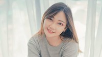 Begini potret Andela tanpa makeup cosplay. Cantik ya! Nggak sabar menantikan cosplay karakter Sumeru dari dia. Request Tighnari dong! Hihihih... (Foto: dok. Instagram @andela.yuw)