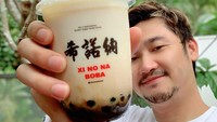Mantan suami Dewi Perssik ini juga menyukai minuman boba. Ini momennya saat menikmati brown sugar milk boba yang segar creamy. Foto: Instagram @anggawijaya88
