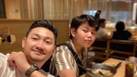 Begini kedekatan antara Angga dan anak Dewi Perssik saat makan bersama di restoran Jepang. Mereka tampak menikmati ramen dan side dish lainnya. Foto: Instagram @anggawijaya88