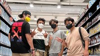 Angga Wijaya sempat mengunjungi supermarket bersama anak angkat Dewi Perssik dan teman-temannya. Mereka tampak keren saat pose bersama. Foto: Instagram @anggawijaya88