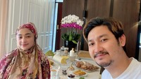Keduanya tampak rukun sebelum akhirnya dikabarkan bercerai. Mereka tampak menikmati bolu gulung, risoles, dan lainnya. Foto: Instagram @anggawijaya88