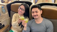 Begini momen manis antara Angga Wijaya dan Dewi Perssik saat minum jus di atas pesawat. Sayangnya, momen ini tinggalah kenangan ya foodies! Foto: Instagram @anggawijaya88
