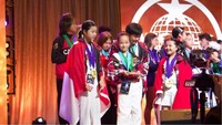 Arsy Hermansyah cs semeringah dan bangga memakai bendera Merah Putih saat menerima medali penghargaan di ajang tersebut. Foto: dok. Konsulat Jenderal Republik Indonesia Los Angeles