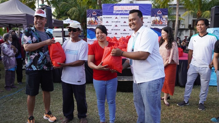 ATLAS Beach Fest Bagikan Sembako di Desa Tibubeneng
