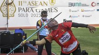 Atlet lempar lembing Indonesia Warmia melakukan lemparan pada nomor lempar lembing T37 ASEAN Para Games 2022 di Stadion Manahan, Solo, Jawa Tengah, Senin (1/8/2022).
