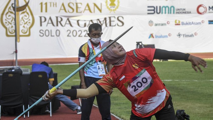 Atlet lempar lembing Indonesia Warmia melakukan selebrasi usai berhasil melakukan lemparan pada nomor lempar lembing T37 ASEAN Para Games 2022 di Stadion Manahan, Solo, Jawa Tengah, Senin (1/8/2022). Warmia berhasil meraih medali emas setelah melakukan lemparan sejauh 23,86 meter. ANTARA FOTO/Muhammad Adimaja/tom.