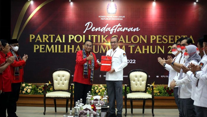 Bambang Pacul menyerahkan berkas pendaftaran PDIP sebagai peserta Pemilu 2024 ke KPU