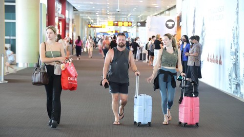 Suasana di terminal keberangkatan Internasional Bandara I Gusti Ngurah Rai, Bali, pada Senin (1/8/2022)