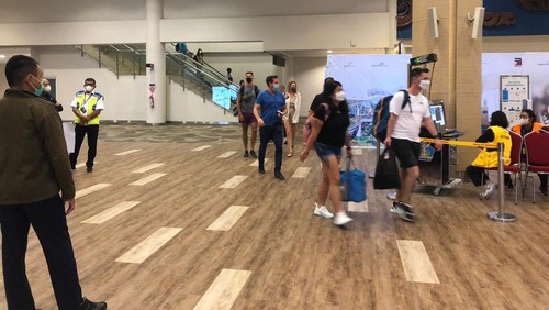 Suasana di terminal keberangkatan internasional Bandara I Gusti Ngurah Rai, Senin (1/8/2022)