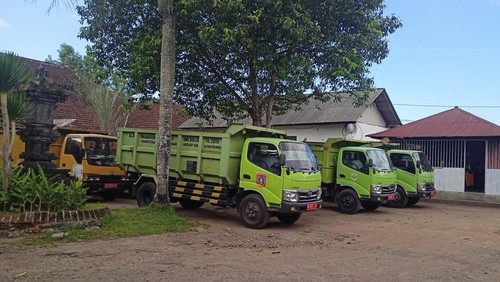 Beberapa truk pengangkut sampah yang ada di DLH Karangasem