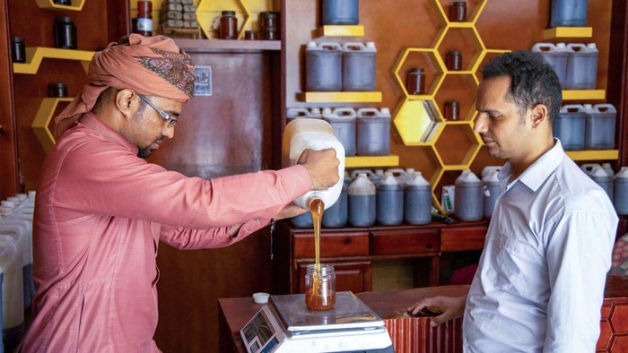 Begini Produksi Madu Yaman, Salah Satu yang Terbaik di Dunia A Yemeni beekeeper checks his beehives at a farm in Yemen's third city of Taez, on June 28, 2022. - Experts consider Yemeni honey as one of the best in the world, including the prized Royal Sidr known for its therapeutic properties. The United Nations say honey plays a