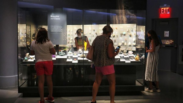 Berbagai artefak disajikan dengan apik dan tidak membosankan. Museum ini didirikan pada tahun 1869 dan telah menjadi tempat mendapatkan informasi soal kebudayaan manusia, dunia alam, hingga semesta lewat program-program riset saintifik, edukasi, dan pameran. Berbagai artefak disajikan dengan apik dan tidak membosankan. Museum ini didirikan pada tahun 1869 dan telah menjadi tempat mendapatkan informasi soal kebudayaan manusia, dunia alam, hingga semesta lewat program-program riset saintifik, edukasi, dan pameran.