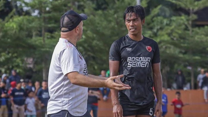 Pelatih PSM Bernardo Tavares dan pemain belakang PSM, Erwin Gutawa saat latihan di Lapangan Syekh Yusuf, Gowa, Sulsel.