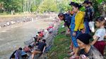 Warga Purworejo Tumpah Ruah Berburu Ikan di Acara Bersih Sungai