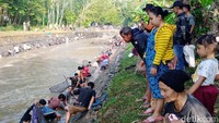 Tradisi tahunan yang juga sebagai ajang silaturahmi antarwarga ini dilakukan agar ketika musim hujan, sungai sudah bersih dan tidak akan terjadi banjir. Salah satu warga, Manisem (55), mengaku senang bisa ikut dalam tradisi tersebut. Manisem datang beramai-ramai bersama suami, anak, menantu, hingga cucunya. (Foto: Rinto Heksantoro/detikJateng)