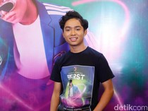 Betrand Peto Antusias Sambut Imlek: Bagi-Bagi Angpau dan Kebersamaan Keluarga